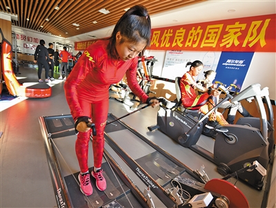 津报早评开学军训是“没苦硬吃”吗？(图1)
