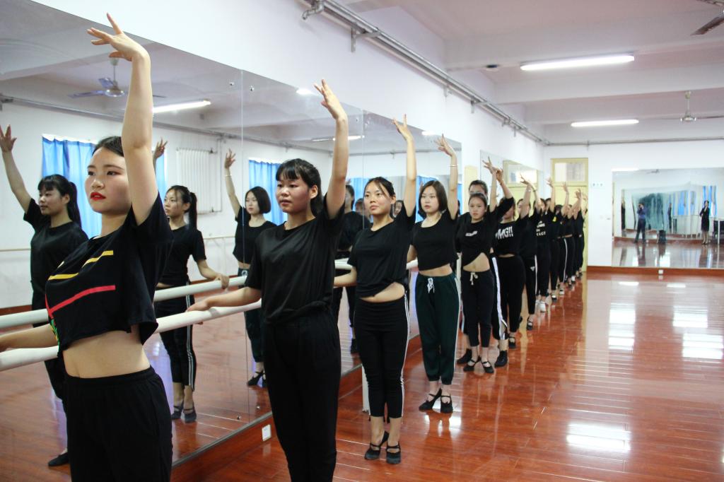 国羽女队教你闪身步医生紧急提醒：不专业的动作可能撕裂你的膝盖(图1)