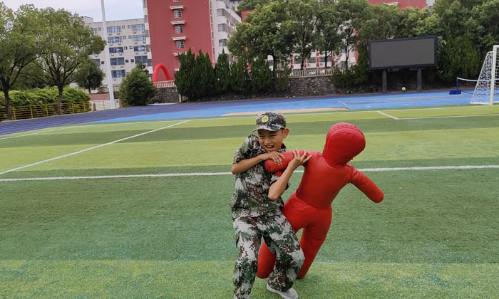 岳麓山夜间体能拉练归途遇车祸险情曙光救援队员伸援手(图1)